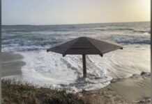 Νάξος: Ξαπλώστρες & ξύλινες κατασκευές πάνω στο κύμα – Σφοδρές αντιδράσεις των κατοίκων του νησιού