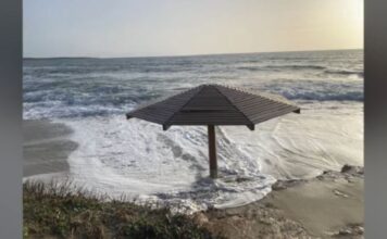 Νάξος: Ξαπλώστρες & ξύλινες κατασκευές πάνω στο κύμα – Σφοδρές αντιδράσεις των κατοίκων του νησιού