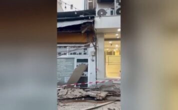 Θεσσαλονίκη: Μπαλκόνι κατέρρευσε και έπεσε σε σταθμευμένο ΙΧ στο κέντρο της πόλης