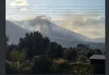 Φωτιά στον Κουβαρά Αττικής: Μήνυμα του 112 για εκκένωση του Αγίου Στυλιανού προς Καλύβια