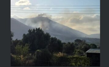 Φωτιά στον Κουβαρά Αττικής: Μήνυμα του 112 για εκκένωση του Αγίου Στυλιανού προς Καλύβια
