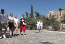 Αύγουστος στην Αθήνα με τα μάτια των τουριστών – Ουρές στην Ακρόπολη