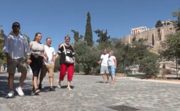 Αύγουστος στην Αθήνα με τα μάτια των τουριστών – Ουρές στην Ακρόπολη
