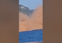 Αγγλία: Η στιγμή που «καταρράκτης» από βράχους & χώμα σαρώνει παραλία στο Ντέβον