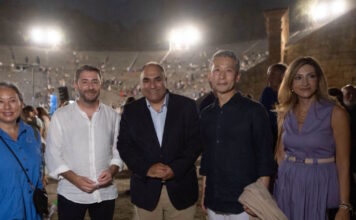 Ο Νίκος Ανδρουλάκης στην Επίδαυρο για την παράσταση «Ίων»