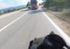 Σοκαριστικό βίντεο: Οδηγός βυτιοφόρου έκανε προσπέραση πάνω σε στροφή – Μοτοσικλετιστής γλίτωσε την τελευταία στιγμή