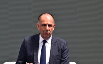 Γεραπετρίτης και Αραγτσί σε τηλεφωνική επικοινωνία για τα Στενά του Ορμούζ