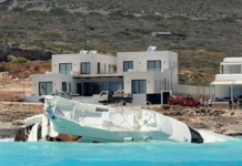 Θαλαμηγός προσάραξε σε παραλία στα Κύθηρα
