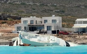 Θαλαμηγός προσάραξε σε παραλία στα Κύθηρα