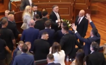 Κόσοβο: Βουλευτής της αντιπολίτευσης πέταξε αυγά στον υπηρεσιακό πρωθυπουργό Άλμπιν Κούρτι