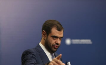 Παύλος Μαρινάκης: Το ΠΑΣΟΚ καταψηφίζει τον Στουρνάρα αλλά «καταπίνει» την Ακρίτα