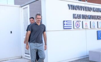 Φωτιά στο Πόρτο Γερμανό: Ο Κυριάκος Μητσοτάκης στο Συντονιστικό της Πολιτικής Προστασίας – Ενημερώθηκε για τα πύρινα μέτωπα
