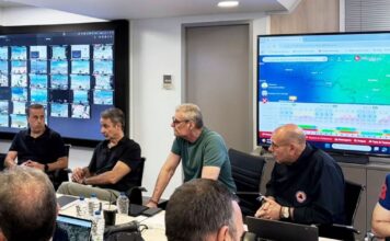 Ο Κυριάκος Μητσοτάκης στο Συντονιστικό της Πολιτικής Προστασίας για τις φωτιές – Ενημερώθηκε για όλα τα πύρινα μέτωπα