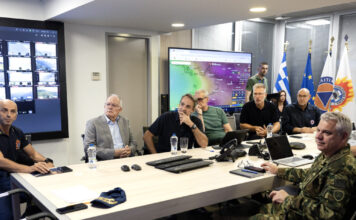 O Mητσοτάκης στο Συντονιστικό της Πολιτικής Προστασίας μετά τη σύγκρουση των ελικοπτέρων στην Ψάθα: «Χάσαμε δύο μαχητές της πρώτης γραμμής»