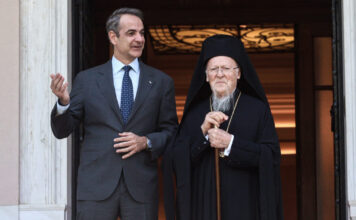 Ο Μητσοτάκης κάλεσε τον Βαρθολομαίο να στεφανώσει Κωνσταντίνο και Σάκκαρη τον Σεπτέμβριο του 2027: «Ίσως, αν έχω υγεία, θα δούμε»