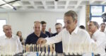 Ο Κυριάκος Μητσοτάκης επισκέφτηκε παραγωγικές μονάδες στη Φλώρινα – «Θα στηρίξουμε την ελληνική κτηνοτροφία και τη φέτα, το πιο εμβληματικό μας προϊόν»