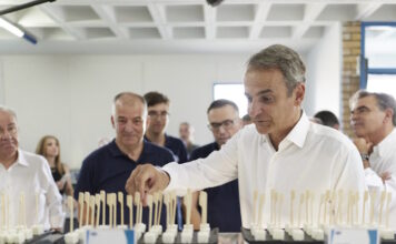 Ο Κυριάκος Μητσοτάκης επισκέφτηκε παραγωγικές μονάδες στη Φλώρινα – «Θα στηρίξουμε την ελληνική κτηνοτροφία και τη φέτα, το πιο εμβληματικό μας προϊόν»