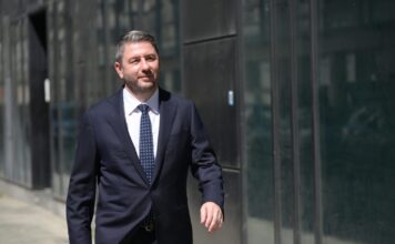 Καλά κρατεί ο «πόλεμος» ΠΑΣΟΚ – Άδωνι Γεωργιάδη για τα σπιτάκια ανακύκλωσης