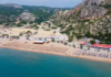 Ξηλώθηκαν 4 παράνομα beach bar στην παραλία Τσαμπίκα στη Ρόδο