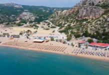 Ξηλώθηκαν 4 παράνομα beach bar στην παραλία Τσαμπίκα στη Ρόδο