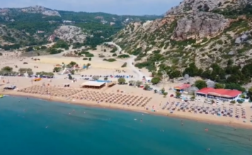 Ξηλώθηκαν 4 παράνομα beach bar στην παραλία Τσαμπίκα στη Ρόδο
