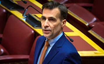 Μιχάλης Χουρδάκης για Ζωή Κωνσταντοπούλου: «Μου πήρε το γραφείο στη Βουλή και όταν ρώτησα πού θα κάθομαι μου είπε στις σκάλες»