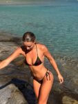 Γαρυφαλλιά Καληφώνη: Οι νέες φωτογραφίες από τις διακοπές στην Πάρο με την παρέα της