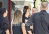Δημήτρης Κόκοτας: Θλίψη στην κηδεία του αγαπημένου τραγουδιστή – Τραγικές φιγούρες η σύζυγος και η κόρη του