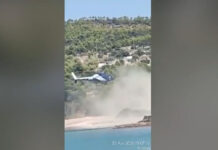 Ελικόπτερο προσγειώνεται σε παραλία στις Σπέτσες – Βίντεο ντοκουμέντο
