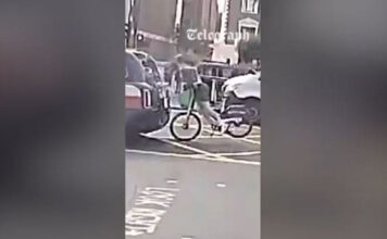 Λονδίνο: Η στιγμή που 25χρονος «καρφώθηκε» με το κεφάλι στο πίσω τζαμί ταξί