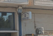 Μεγάλα κενά ασφαλείας και μαρτυρίες για τον δράστη που μπήκε με μαχαίρι στο Α.Τ. της Μάνδρας