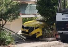 Ηλιούπολη: Ταξί κατέληξε σε αυλή σπιτιού μετά από σύγκρουση με κλεμμένο ΙΧ