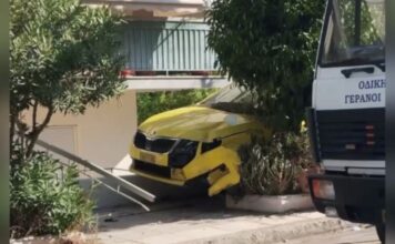 Ηλιούπολη: Ταξί κατέληξε σε αυλή σπιτιού μετά από σύγκρουση με κλεμμένο ΙΧ