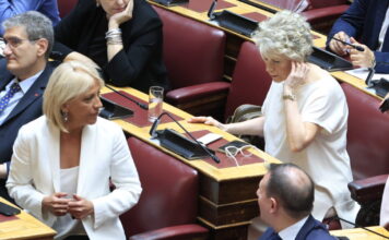 Καυγάς Κουκουλόπουλου – Κωνσταντοπούλου με φόντο την υποψηφιότητα Ακρίτα: «Τέλος οι χυδαιότητες μαζί μου» – «Είστε τραμπούκος»