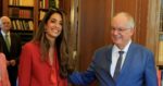 Η Αμάλ Κλούνεϊ στο Προεδρικό: Η θερμή υποδοχή από τον Κωνσταντίνο Τασούλα, τα χαμόγελα και τα δώρα