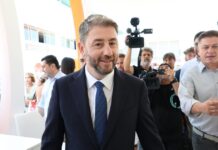 ΠΑΣΟΚ: Συνεχίζονται οι εξορμήσεις – Στη Σαντορίνη ο Νίκος Ανδρουλάκης