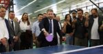 Ο Νίκος Ανδρουλάκης επισκέφτηκε τα περίπτερα της ΔΕΘ – Δοκίμασε κοκτέιλ με ρετσίνα και έπαιξε πινγκ πονγκ
