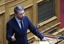 «Μετωπική» ΠΑΣΟΚ – κυβέρνησης για τα Τέμπη: Στον απόηχο της παραπομπής Τριαντόπουλου στο Ειδικό Δικαστήριο