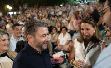 Ο Νίκος Ανδρουλάκης παρακολούθησε την παράσταση «Μήδεια» στο Κηποθέατρο Παπάγου