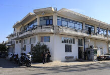 Μάνδρα: 31χρονος εισέβαλε στο ΑΤ και απείλησε αστυνομικούς – Σοκαριστικές περιγραφές