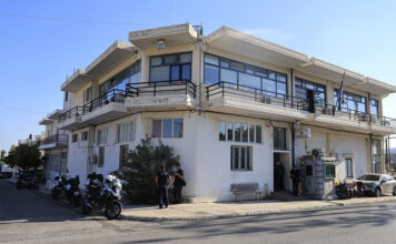 Μάνδρα: 31χρονος εισέβαλε στο ΑΤ και απείλησε αστυνομικούς – Σοκαριστικές περιγραφές
