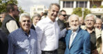 Περιοδεία Μητσοτάκη στον Ασπρόπυργο και μήνυμα συνεργασίας με την Αυτοδιοίκηση: «Εδώ γίνεται καλή δουλειά» – Η ατάκα για τη γιορτή του