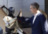 Ο Κυριάκος Μητσοτάκης στη Silicon Valley: H χειραψία με το ρομπότ της Tesla και το high five