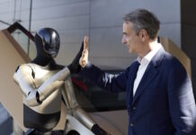 Ο Κυριάκος Μητσοτάκης στη Silicon Valley: H χειραψία με το ρομπότ της Tesla και το high five