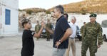 Ο Κυριάκος Μητσοτάκης στο Καστελόριζο: Οι σέλφις, τα χαμόγελα, τα «high five» και η έκπληξη στην παιδική χαρά