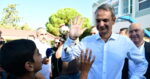 Ο Κυριάκος Μητσοτάκης στον αγιασμό του 2ου Δημοτικού Άνω Λιοσίων – Χαμόγελα, selfies και «high five» με μαθητές