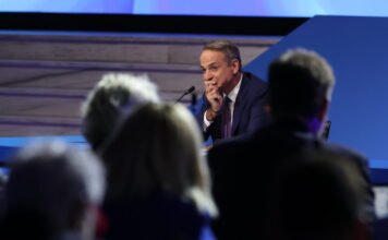 Τα απρόοπτα της συνέντευξης Μητσοτάκη στη ΔΕΘ: Ο ενθουσιασμός της δημοσιογράφου της Espresso και το παράπονο του Ριζοσπάστη