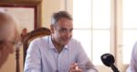 Μητσοτάκης: Αυτοψία στο νέο 4ο Γυμνάσιο Ασπροπύργου – Η πλάκα με τους μαθητές: «Τώρα ανεβαίνω»