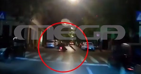 Μεταξουργείο: Η στιγμή τροχαίου που προκάλεσε ηλεκτρικό πατίνι – MEGA ντοκουμέντο