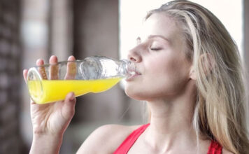 Πρωινό wellness ρόφημα 4 υλικών: Η γρήγορη συνταγή 2 λεπτών για άμεση ενέργεια
